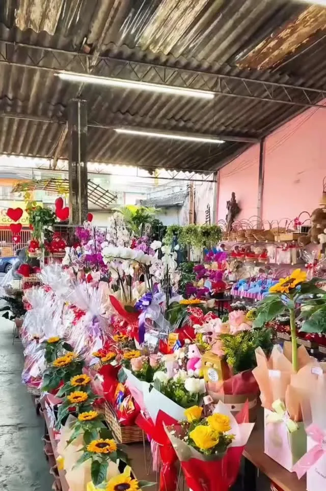 Corredor da loja com buquês e arranjos